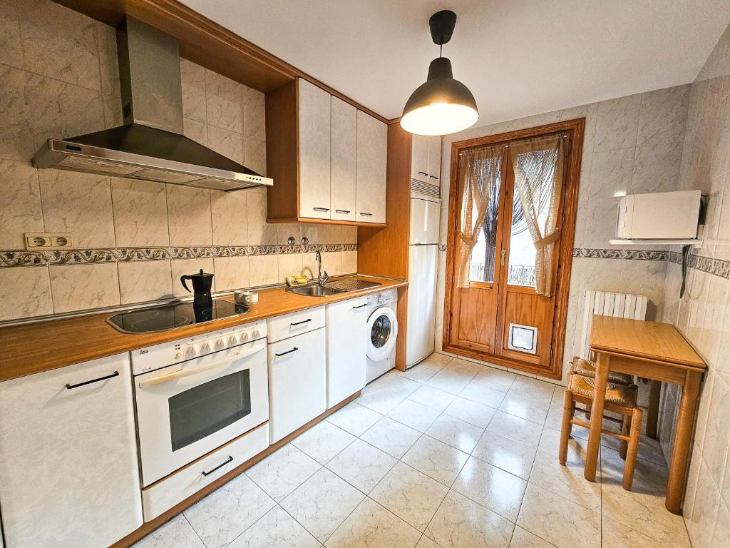 Kuchyň nebo kuchyňský kout v ubytování Apartamentos Casa Boira 3000