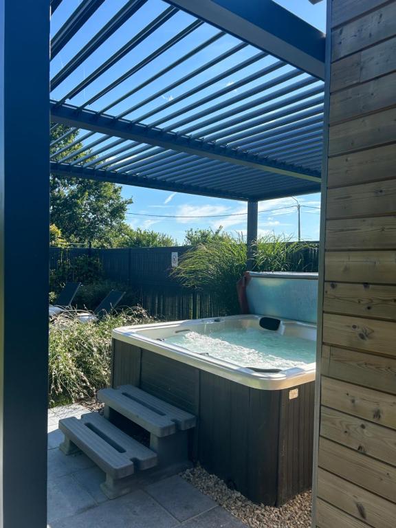 Foto dalla galleria di Roulotte du puits avec jacuzzi et sauna privatif a Havinnes