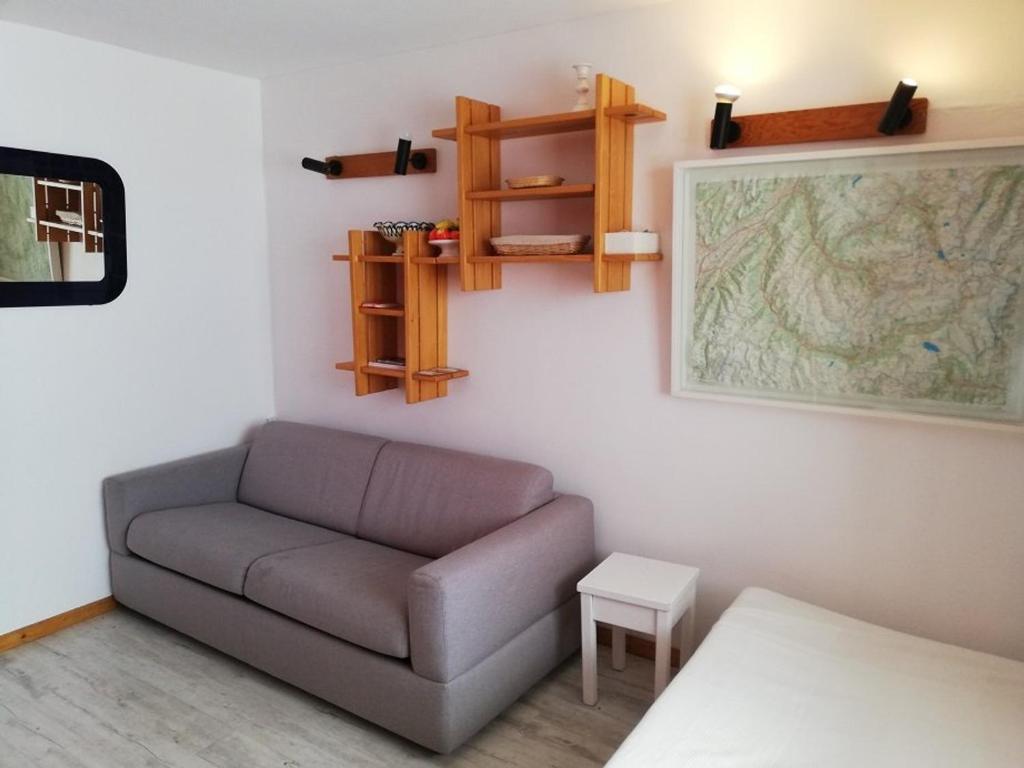 - un salon avec un canapé et une carte murale dans l'établissement Appartement cosy à Plagne Village avec accès direct aux pistes, terrasse exposée sud, animaux acceptés - FR-1-351-22, à La Plagne