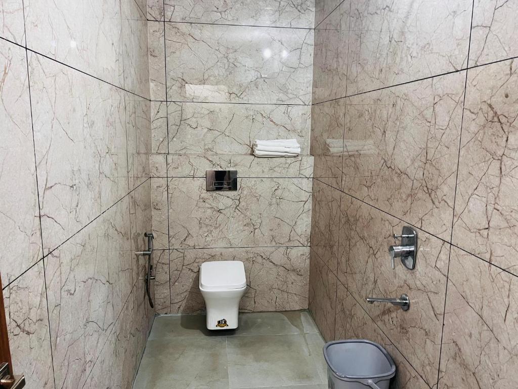 Koupelna v ubytování Hotel Hare Krishna Dham
