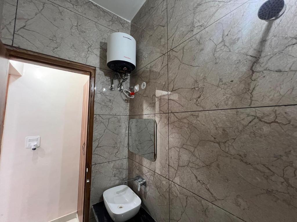 Koupelna v ubytování Hotel Hare Krishna Dham