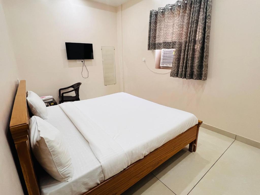 Postel nebo postele na pokoji v ubytování Hotel Hare Krishna Dham