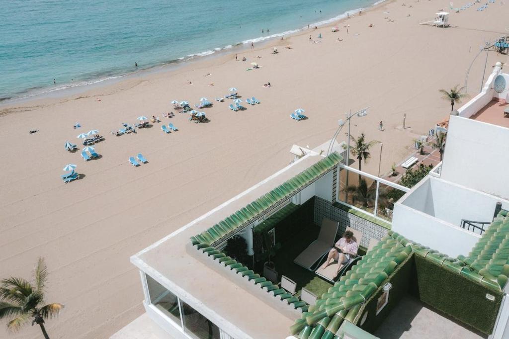 - une vue sur la plage depuis un bâtiment dans l'établissement Luxury Beachfront Penthouse with Stunning Views, à Las Palmas de Gran Canaria