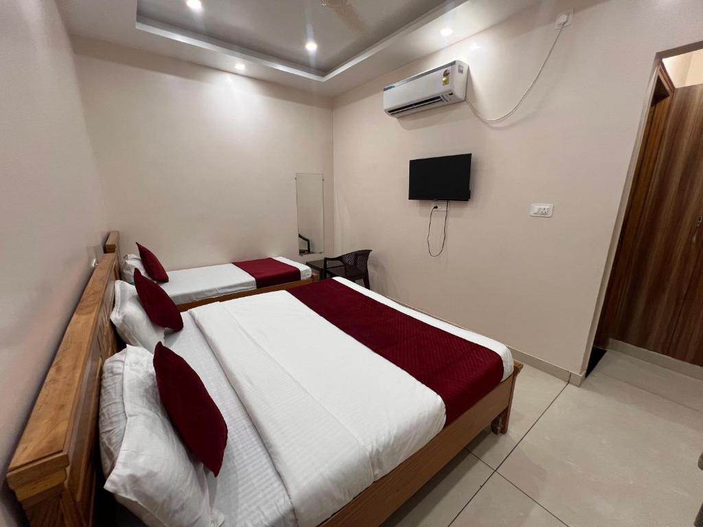 TV a/nebo společenská místnost v ubytování Hotel Hare Krishna Dham
