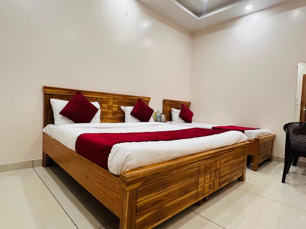 Postel nebo postele na pokoji v ubytování Hotel Hare Krishna Dham