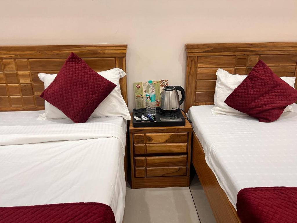 Postel nebo postele na pokoji v ubytování Hotel Hare Krishna Dham