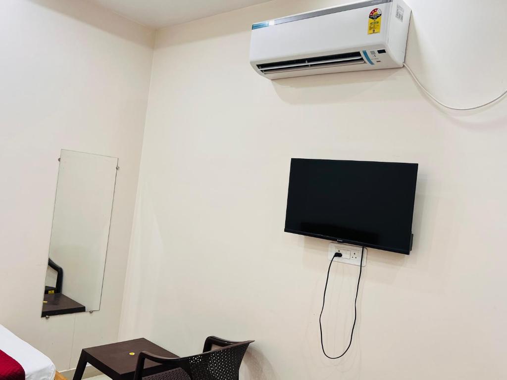 TV a/nebo společenská místnost v ubytování Hotel Hare Krishna Dham