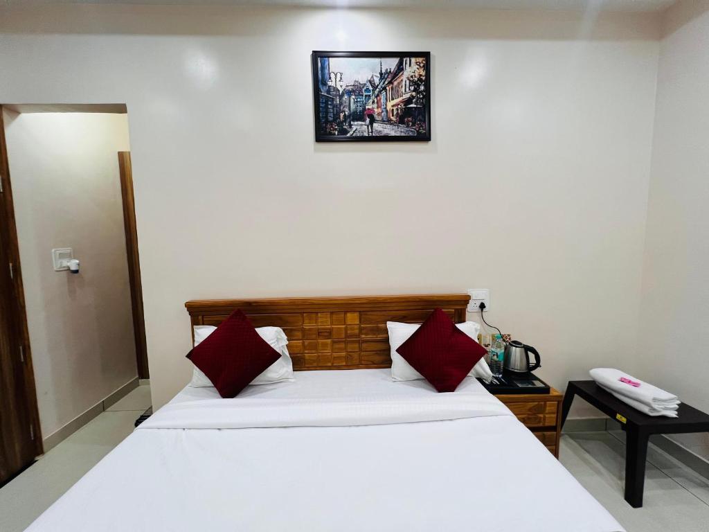 Postel nebo postele na pokoji v ubytování Hotel Hare Krishna Dham