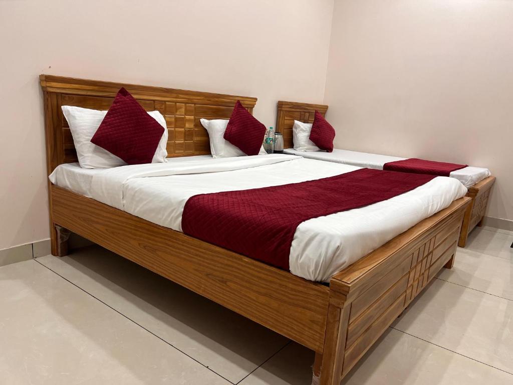 Postel nebo postele na pokoji v ubytování Hotel Hare Krishna Dham