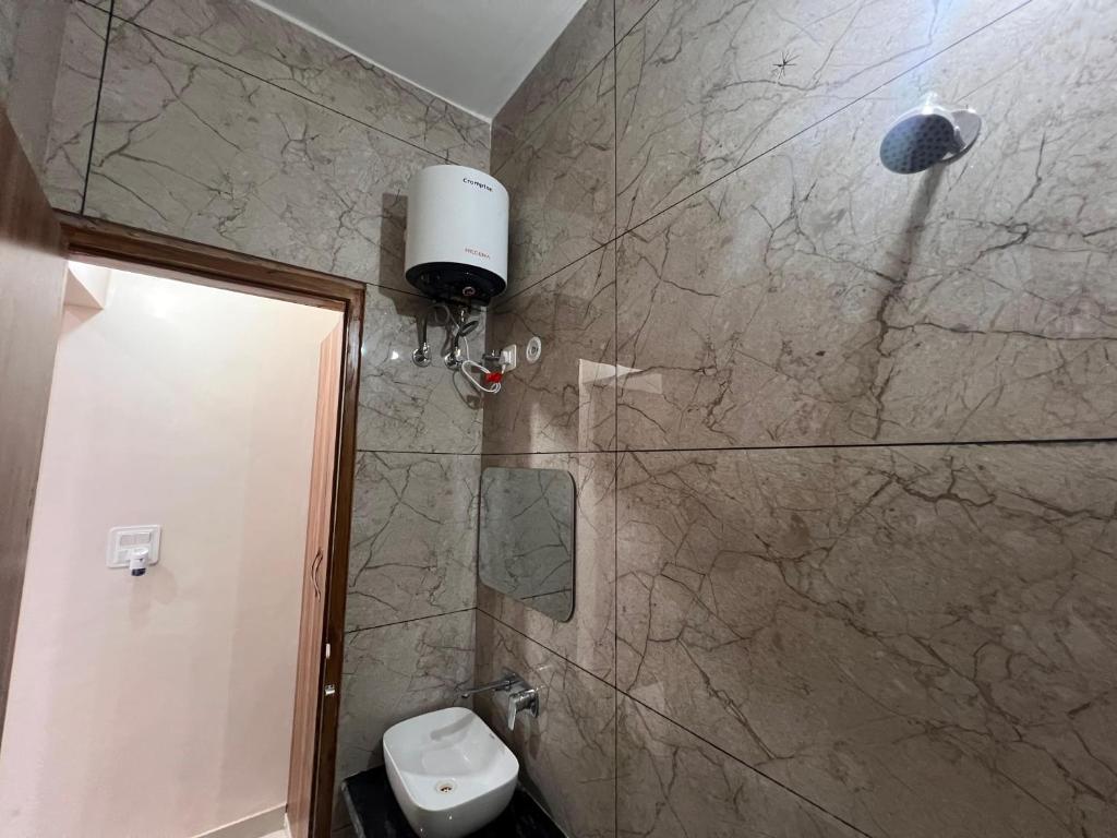 Koupelna v ubytování Hotel Hare Krishna Dham