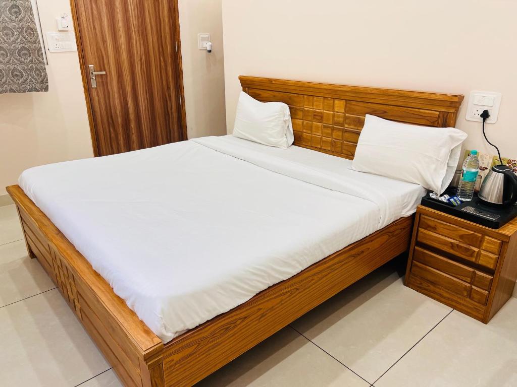 Postel nebo postele na pokoji v ubytování Hotel Hare Krishna Dham