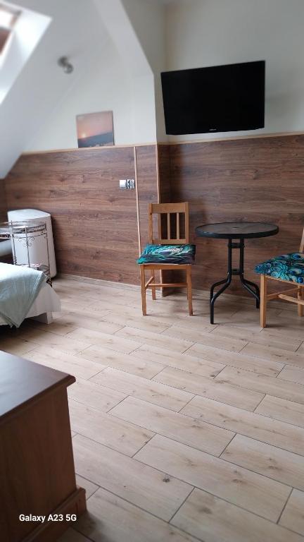 Televízia a/alebo spoločenská miestnosť v ubytovaní Apartament Dworcowa
