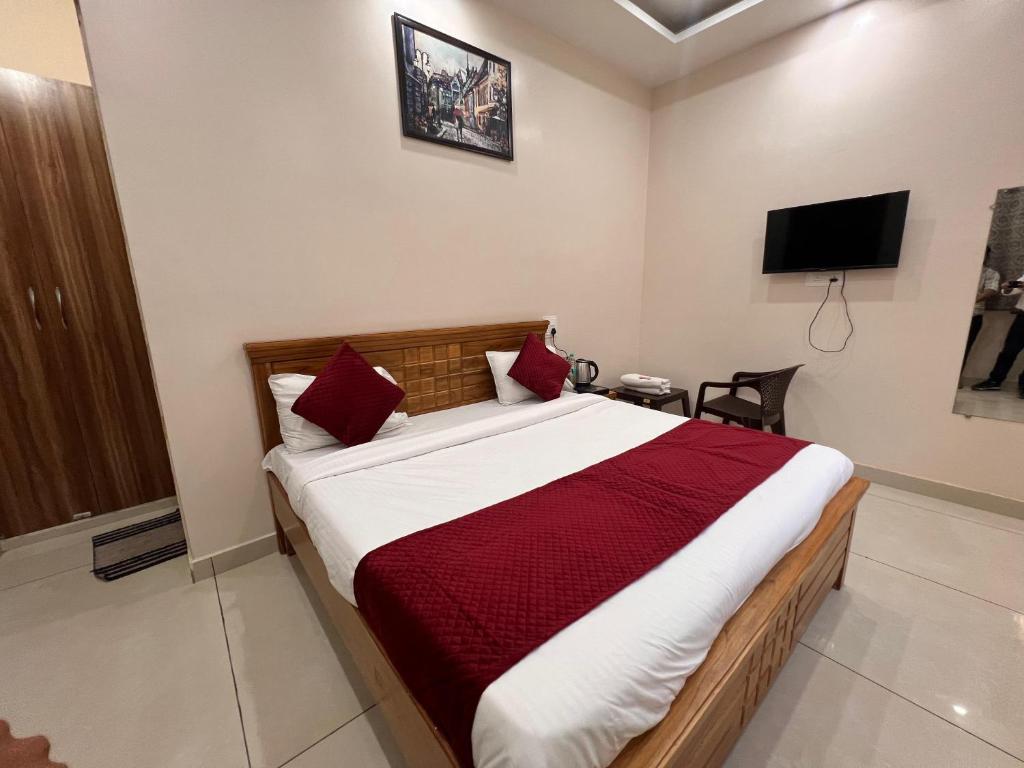 Postel nebo postele na pokoji v ubytování Hotel Hare Krishna Dham