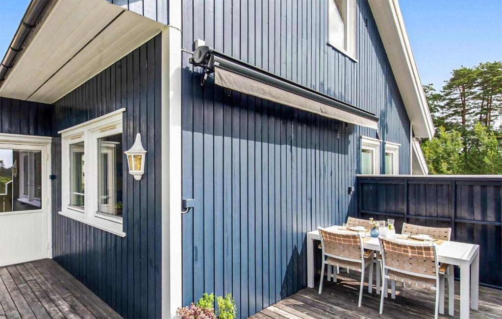 una casa blu con un tavolo e delle sedie su un ponte di Stunning Apartment In Kristiansand S a Kristiansand