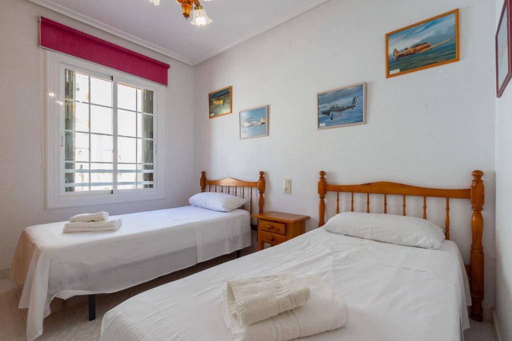 Ένα ή περισσότερα κρεβάτια σε δωμάτιο στο The Coastal Paradise - 1a Linea Beach and views