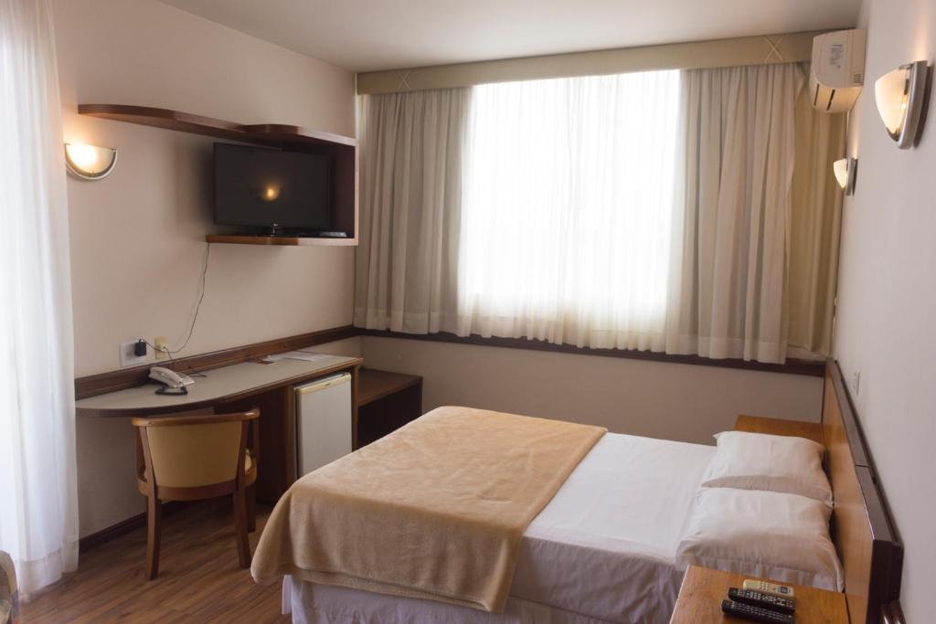 Postel nebo postele na pokoji v ubytování Atalaia Palace Hotel