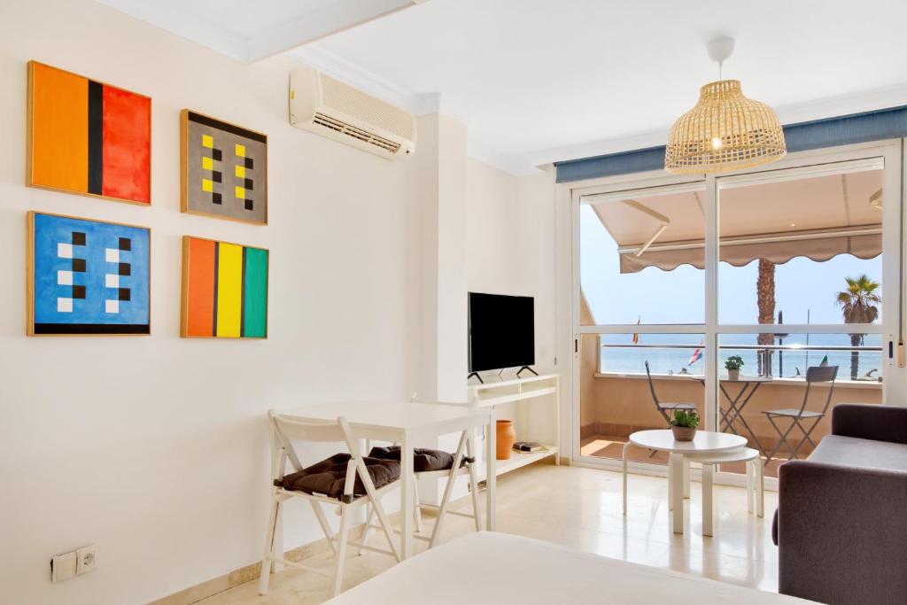 Telewizja i/lub zestaw kina domowego w obiekcie Primera linea de playa, aparcamiento y wifi gratis