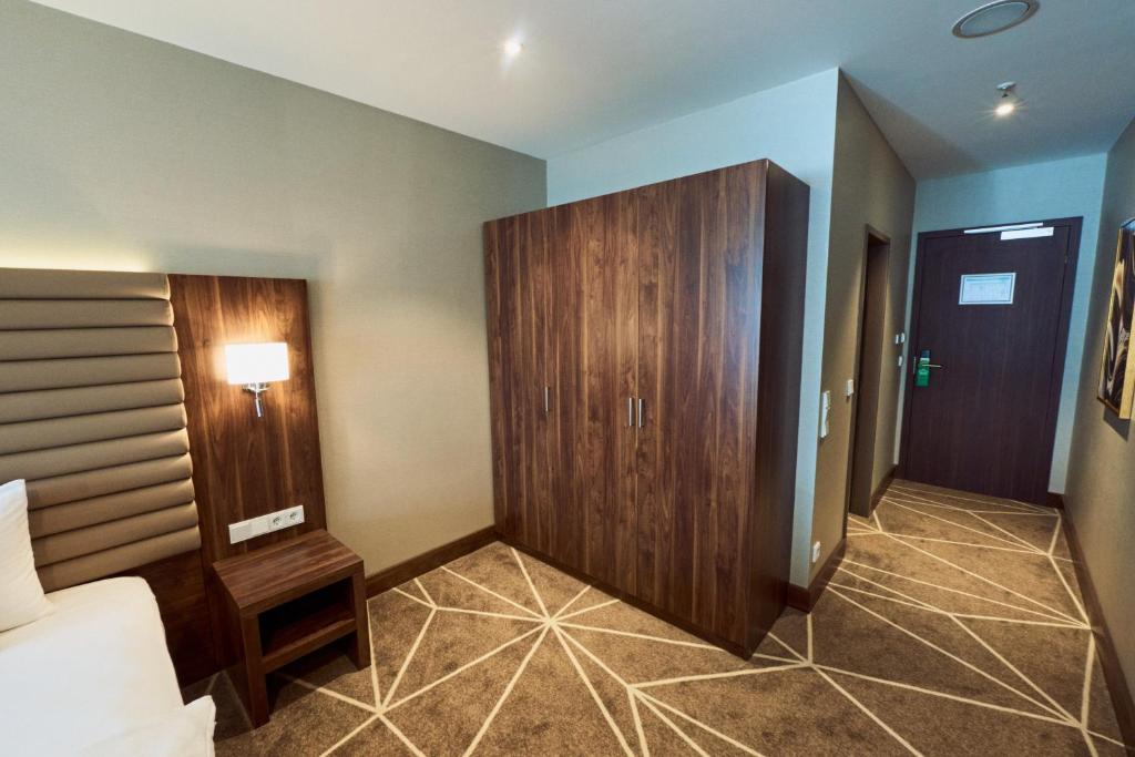 Postel nebo postele na pokoji v ubytování Puzzle Hotel Airport Frankfurt