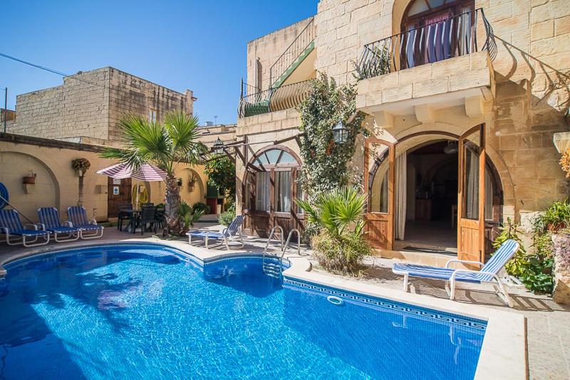 Πισίνα στο ή κοντά στο 4 Bedroom Farmhouse with Private Pool