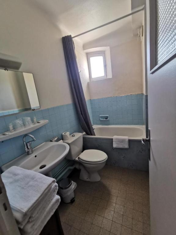 Koupelna v ubytování hotel le tourisme