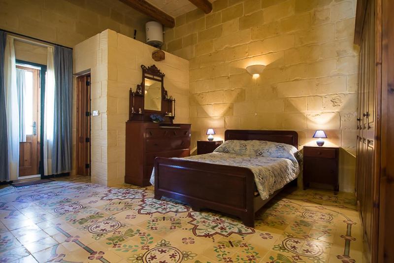 Ένα ή περισσότερα κρεβάτια σε δωμάτιο στο 4 Bedroom Farmhouse with Private Pool