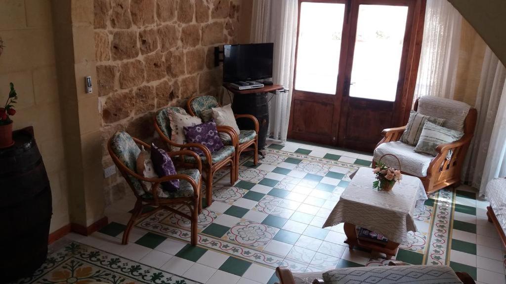 Μια τηλεόραση ή/και κέντρο ψυχαγωγίας στο 4 Bedroom Farmhouse with Private Pool