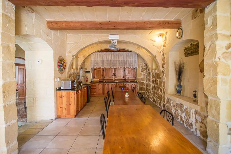 Η κουζίνα ή μικρή κουζίνα στο 4 Bedroom Farmhouse with Private Pool