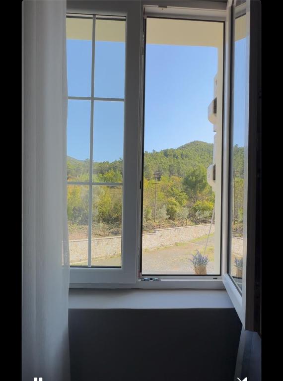 Nespecifikovaný výhled na hory nebo výhled na hory při pohledu z hotelu
