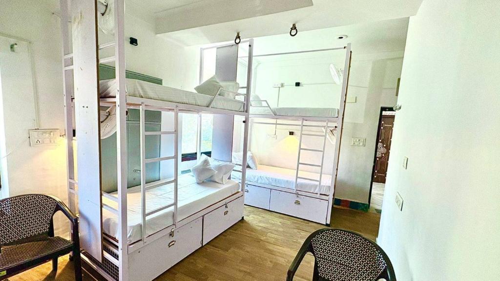 Postel nebo postele na pokoji v ubytování Multiple Stories, Udaipur