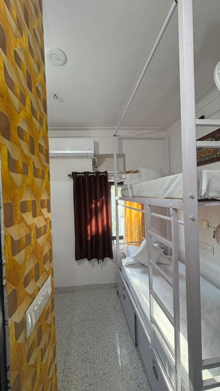 Postel nebo postele na pokoji v ubytování Multiple Stories, Udaipur