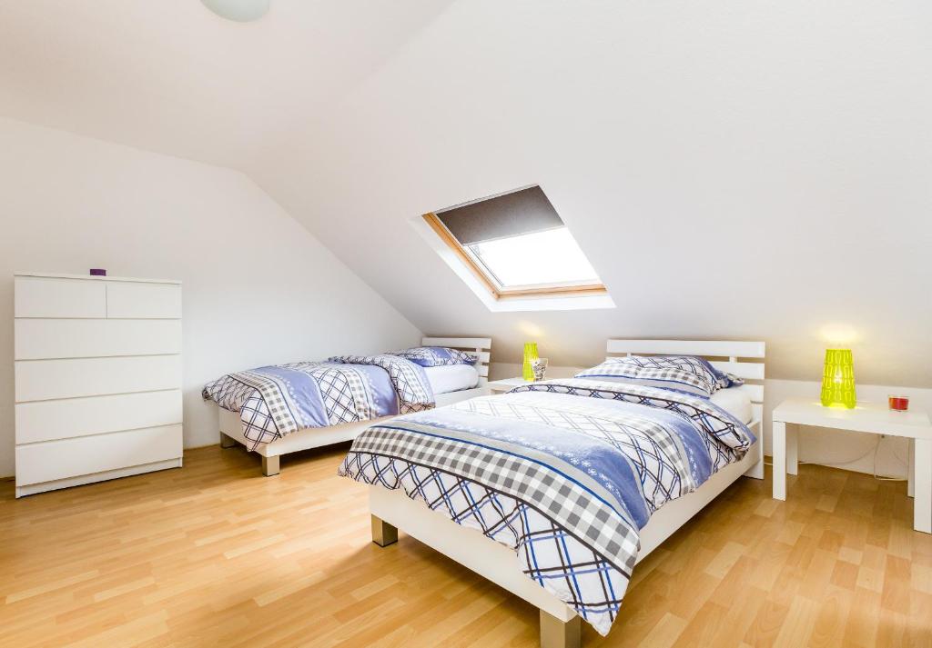 Кровать или кровати в номере Apartments Mönchengladbach
