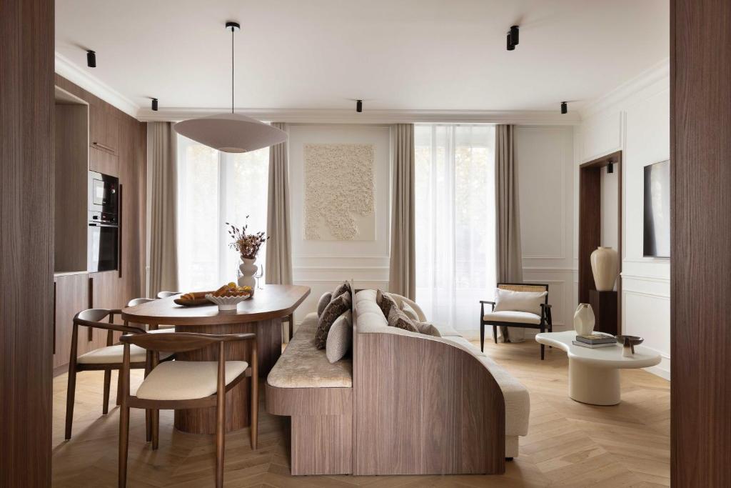 un salon avec un canapé et une table dans l'établissement Luxury apartment - AC - 4BR- 8P - Bastille, à Paris