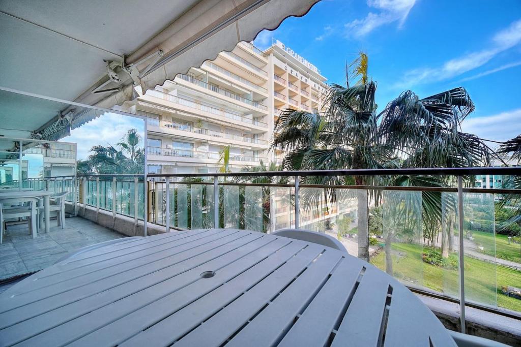 - une table sur un balcon avec vue sur un bâtiment dans l'établissement REF 1908 - Cannes Croisette - Apartment for rent, à Cannes