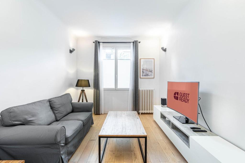 un salon avec un canapé et une table dans l'établissement GuestReady - Peaceful haven perfect for 2, à Paris