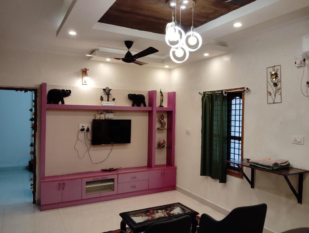 TV a/nebo společenská místnost v ubytování Villa de dunes 369 Cherry Croft-Premium Pent house with Hot bath Tub near ECity