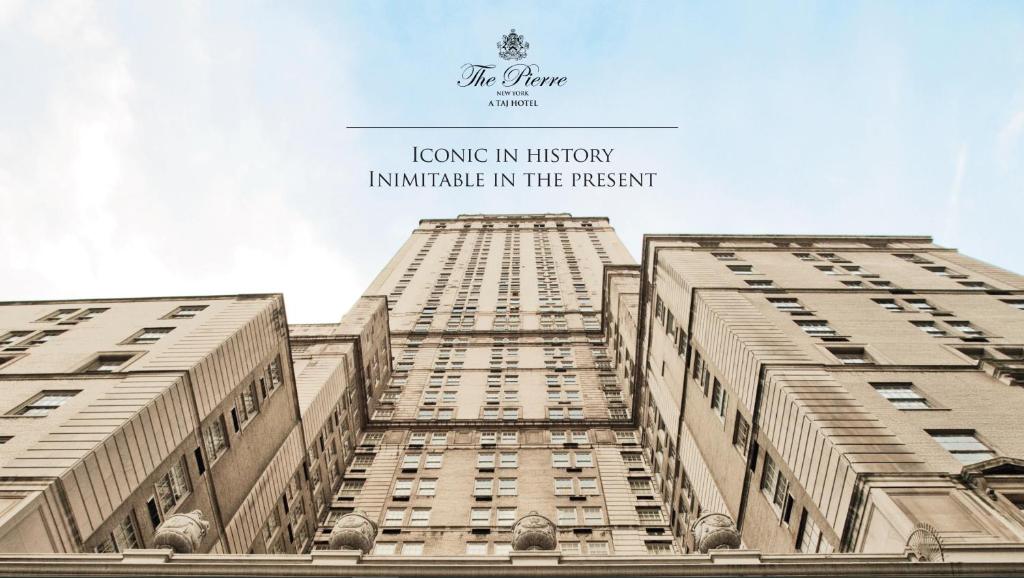 d'une vue sur deux grands bâtiments avec des mots se reposant sur l'assurance historique en dans l'établissement The Pierre, A Taj Hotel, New York, à New York