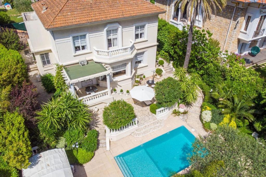 une vue aérienne d'une maison avec piscine dans l'établissement REF 1821 - Cannes Near Center - Villa for rent, à Cannes