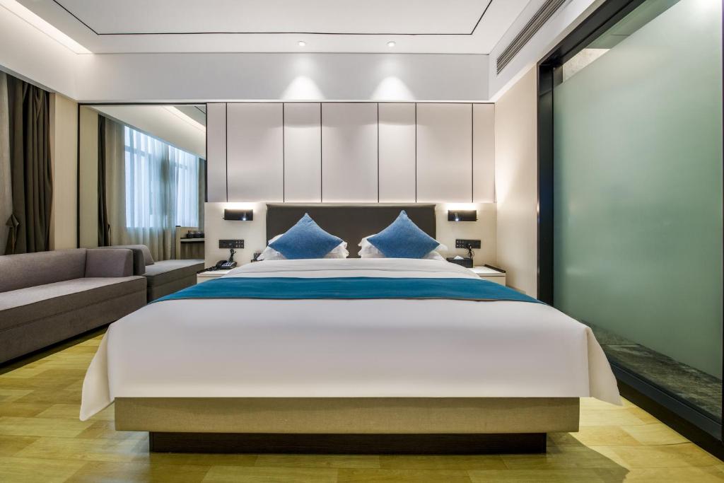 和沐嘉江岸星河酒店-凤凰古城虹桥中路店Jiang'an Xinghe Hotel - Habitación Deluxe Queen