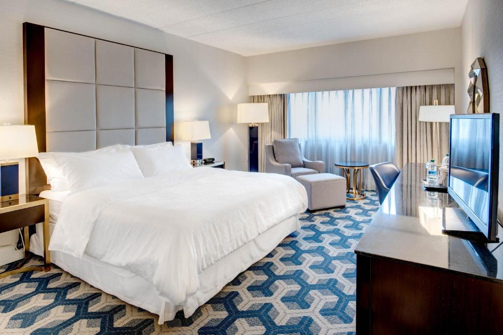 Postel nebo postele na pokoji v ubytování Sheraton Eatontown Hotel