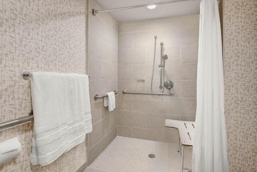 Koupelna v ubytování Sheraton Eatontown Hotel