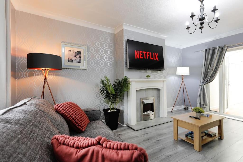 O zonă de relaxare la Comfy stays, Rotherham for contractors & Families, spacious conservatory, free parking, wifi etc