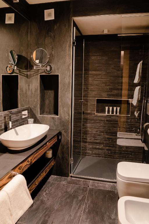 A bathroom at Excelsior Planet