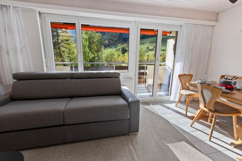 Studio lumineux avec vue sur les montagnes