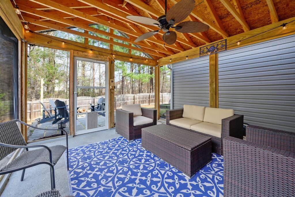 埃佩克斯Apex Comfort - Modern 3BR 2BA Home in Apex, NC的带椅子和吊扇的门廊