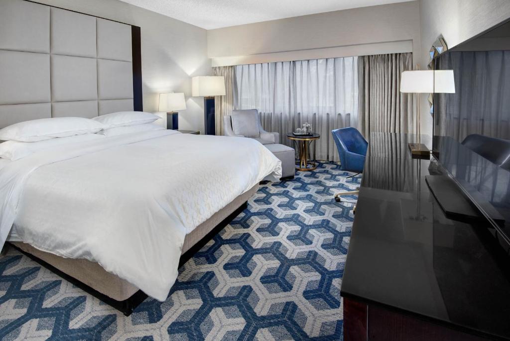Postel nebo postele na pokoji v ubytování Sheraton Eatontown Hotel