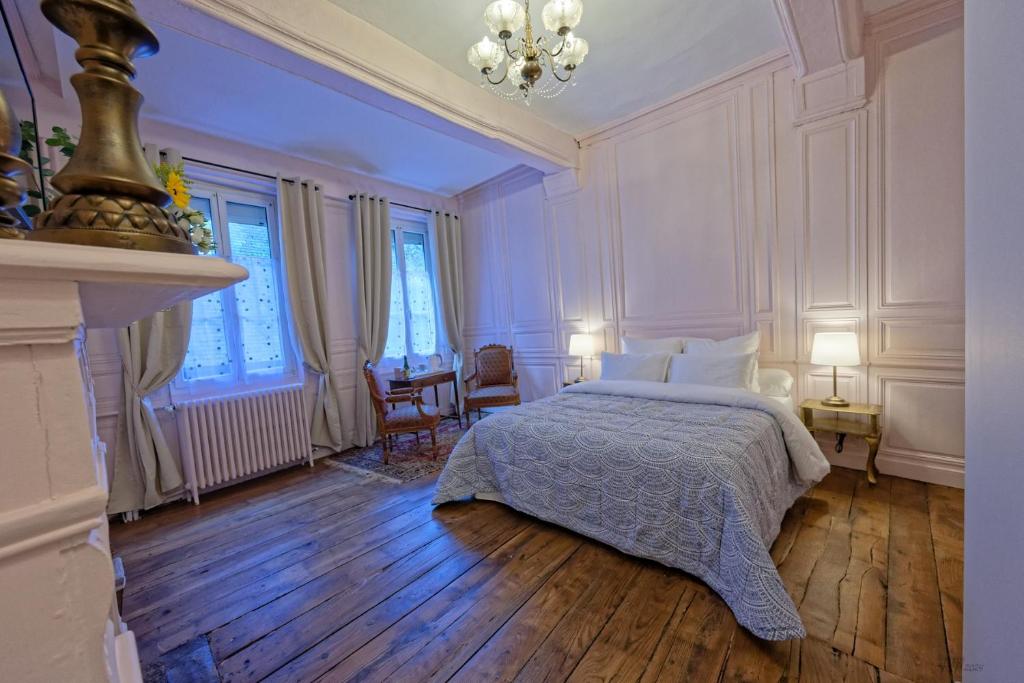 Postel nebo postele na pokoji v ubytování Guest House Saint Yves
