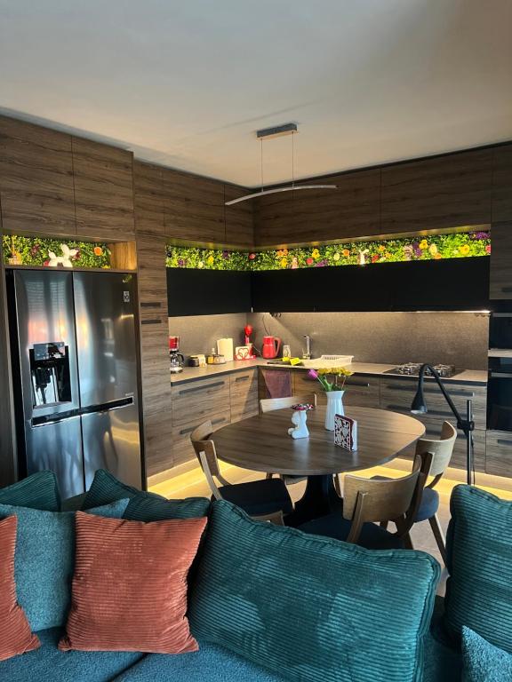 uma cozinha com uma mesa e uma geladeira em Happy Colors House Xanthi em Xanthi