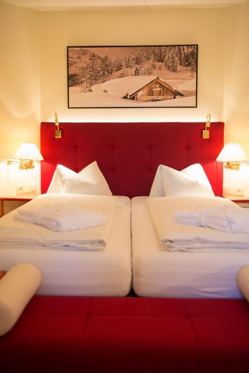 Postel nebo postele na pokoji v ubytování Hotel Zum Jungen Römer