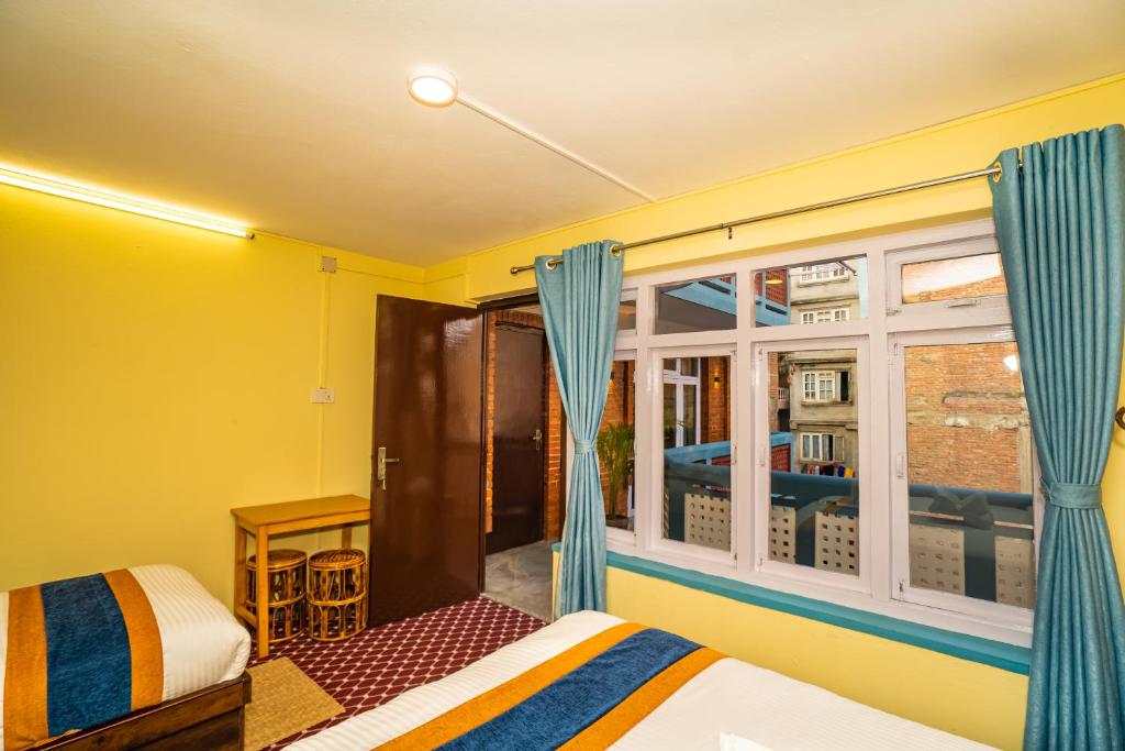 Postel nebo postele na pokoji v ubytování Kwabahal Garden Hostel