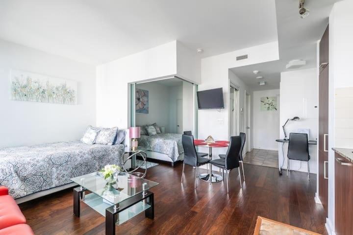 Gallery image of NewDowntown Condo by UnionStationScotiaArena in Toronto